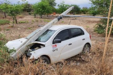 Carro bate em poste. Foto: enviada por leitor