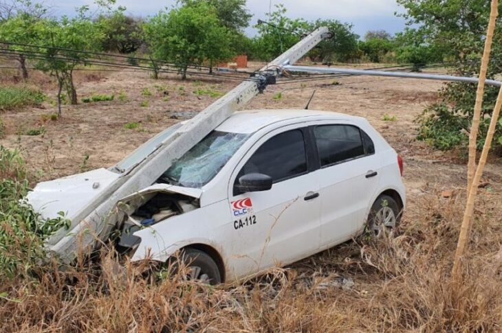 Carro bate em poste. Foto: enviada por leitor
