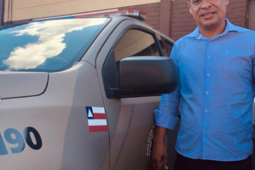 Gimmy ao lado da viatura. Foto: Gimmy Ramos