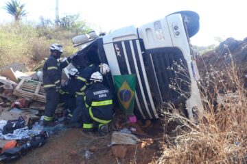 Carreta tombada na BR-030. Foto: SMTran