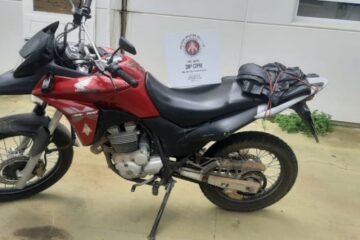 Moto com restrição apreendida. Foto: Polícia Militar