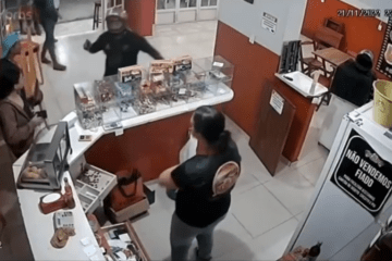 Mistura assaltando a loja. Vídeo reprodução