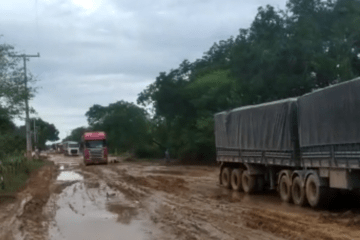 Carretas atoladas na BR-030. Foto: reprodução