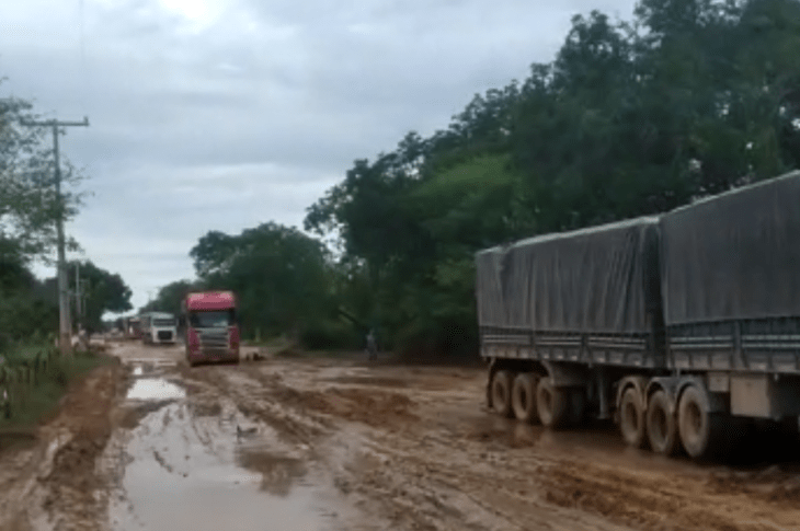 Carretas atoladas na BR-030. Foto: reprodução