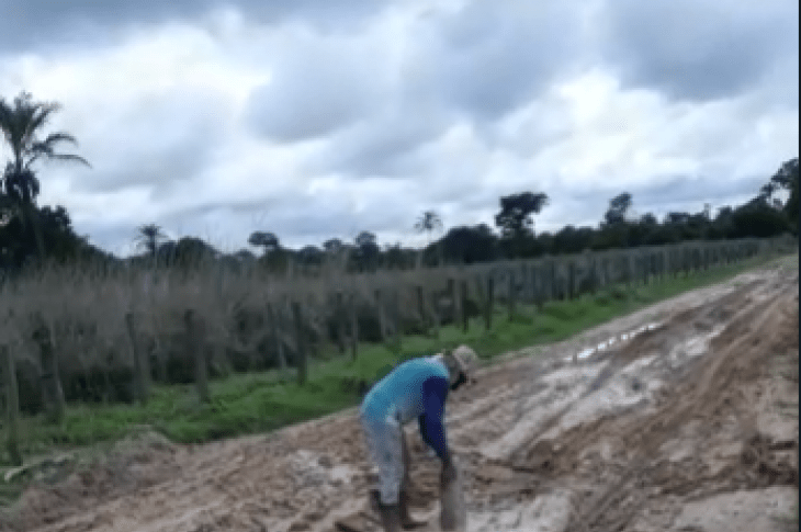 Moradores tapando buraco. Foto: Reprodução Mundinho