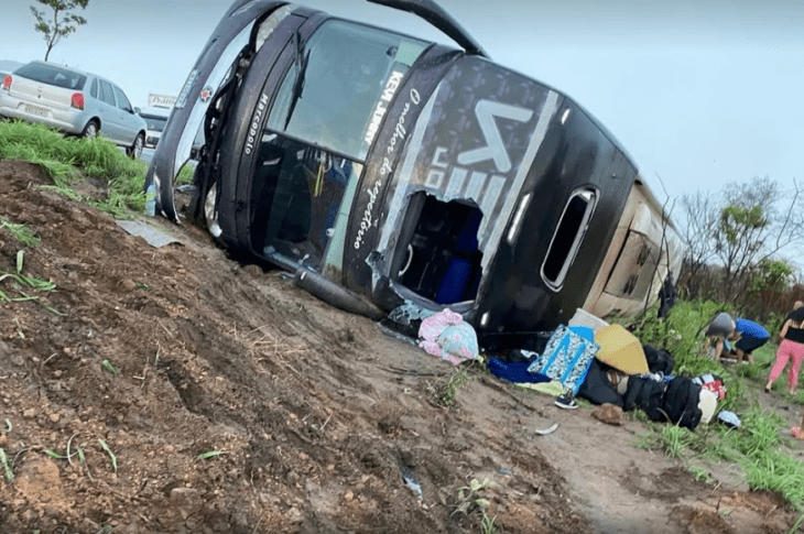 Acidente com ônibus do cantor Kevi Jonny.  Foto: Wheric Pereira