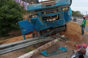 Caminhão tombou na BR-030. Foto: reprodução rede social