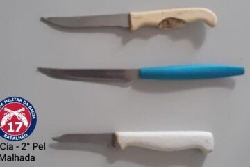 Facas apreendidas no colégio em Julião. Foto: Polícia Militar