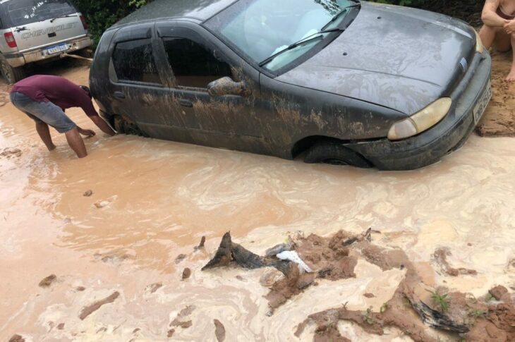 Carro atolado em Carinhanha. Foto: reprodução