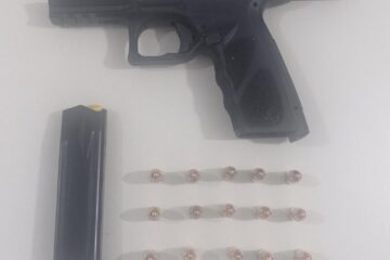Pistola apreendida em Guanambi. Foto: reprodução Polícia Militar