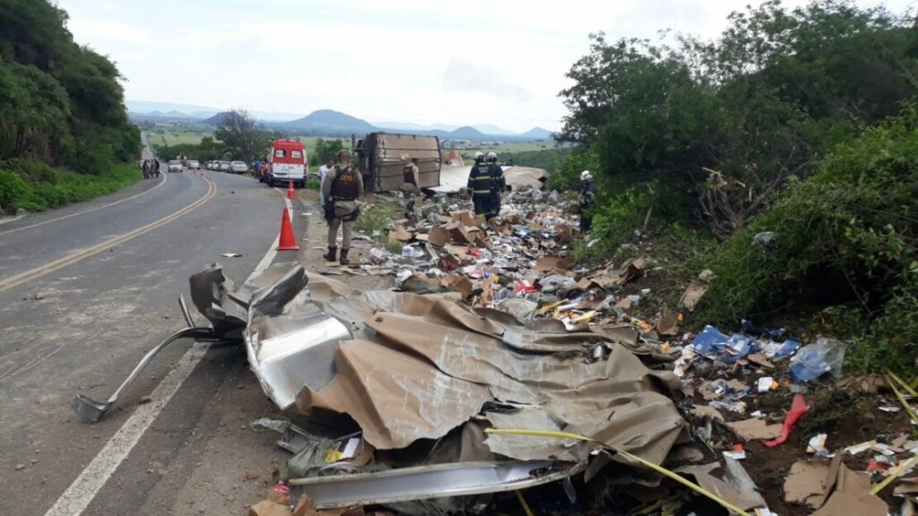 Carreta tombada na BR-030, em Guanambi. Foto: Reprodução SMTran