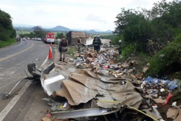Carreta tombada na BR-030, em Guanambi. Foto: Reprodução SMTran