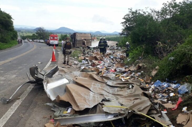 Carreta tombada na BR-030, em Guanambi. Foto: Reprodução SMTran