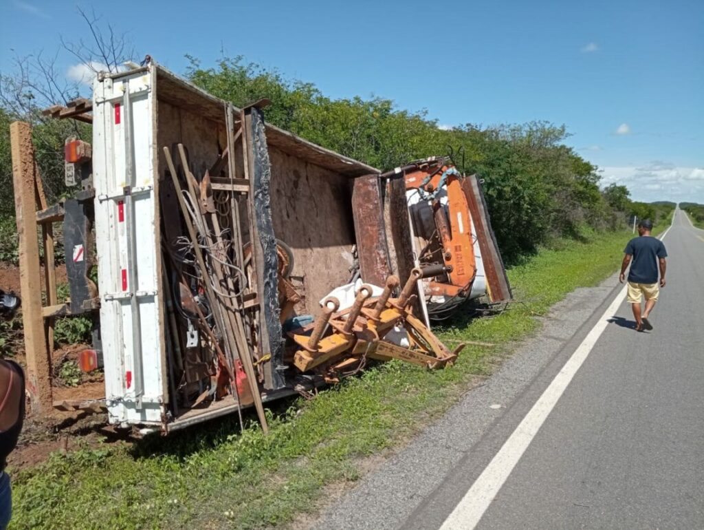 Caminhão tomba na BR-030, em Palmas de Monte Alto. Foto: Leitor do Folha do Vale
