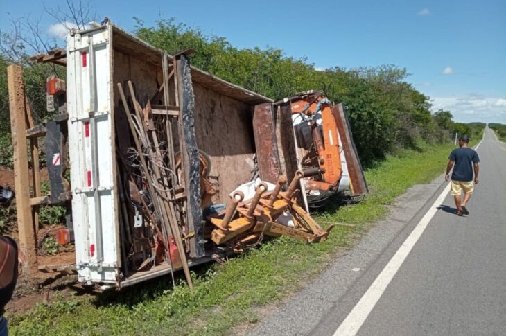Caminhão tomba na BR-030, em Palmas de Monte Alto. Foto: Leitor do Folha do Vale