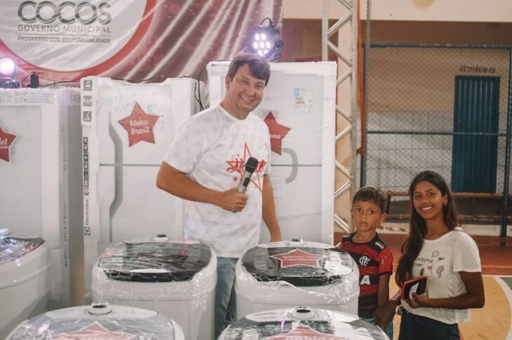 Prefeito Marcelo e crianças. Foto: ASCOM de Cocos