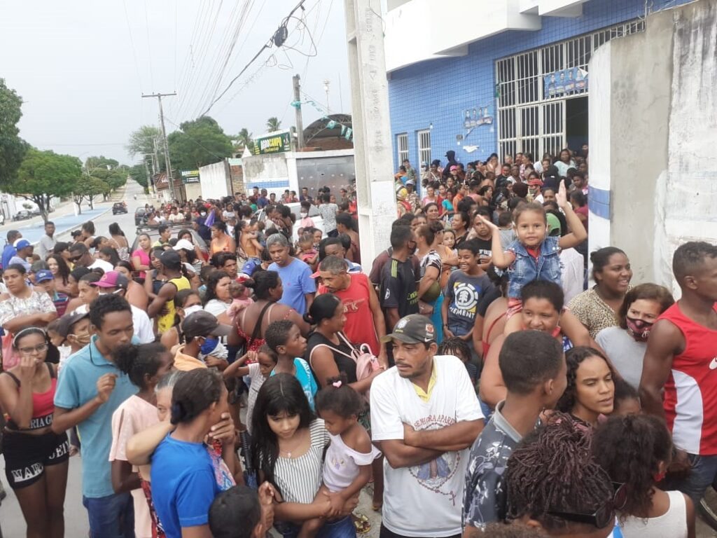 Piau entregando presentes.