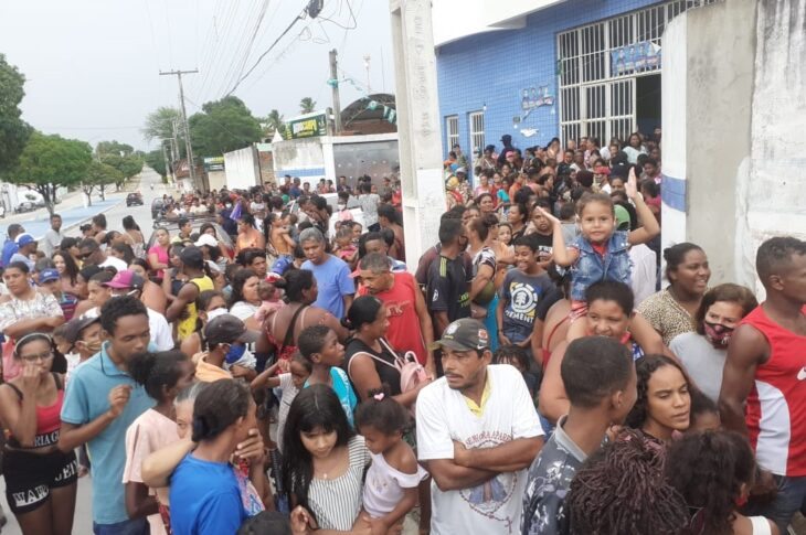 Piau entregando presentes.