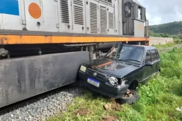 Carro arrastado por trem em Brumado. Foto: Reprodução Lay Amorim/Achei Sudoeste