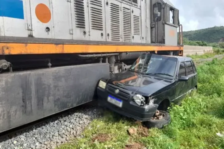 Carro arrastado por trem em Brumado. Foto: Reprodução Lay Amorim/Achei Sudoeste