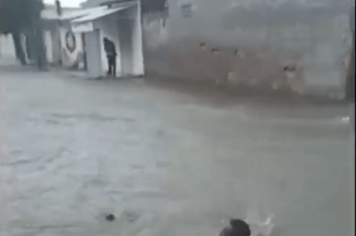 Homem toma banho em rua alagada. Foto: Reprodução Rede Social