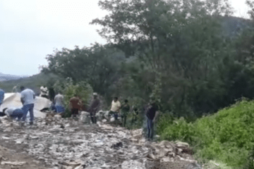 Carga sendo saqueada em Guanambi. Foto: reprodução