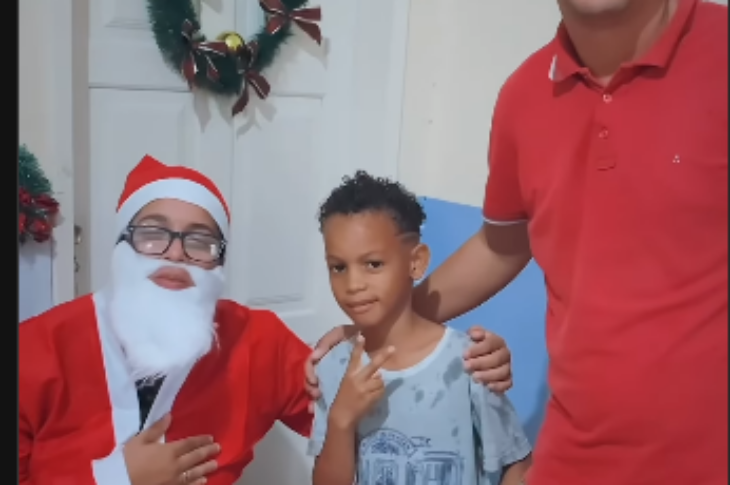 Papai Noel, criança e Gimmy. Foto: Reprodução ASCOM