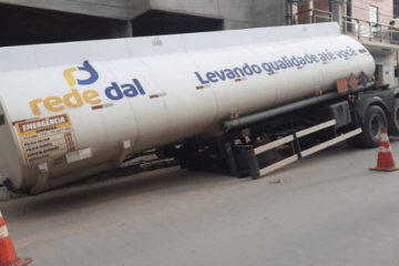 Cavalete engolido por asfalto. Foto: Reprodução José Hélio/Notícias da Lapa