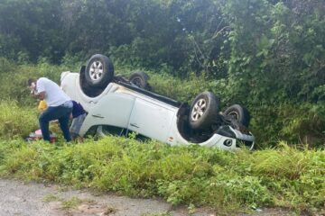 Caminhonete capota no Rodoanel. Foto: Leitor do Folha do Vale
