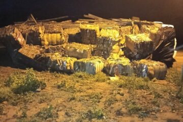 Caminhão tomba em Guanambi. Foto: Reprodução SMTran