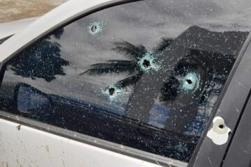 Carro do casal atingido. Foto: Reprodução Achei Sudoeste