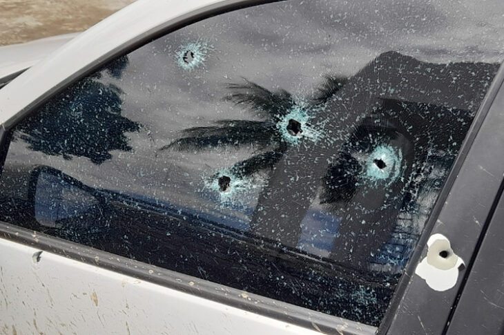 Carro do casal atingido. Foto: Reprodução Achei Sudoeste