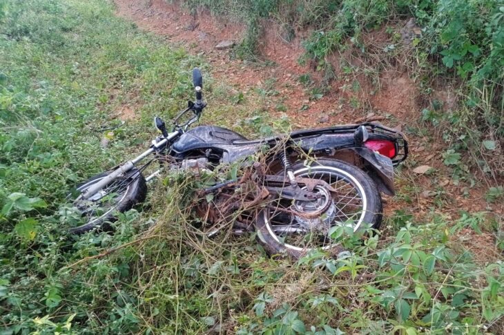 Homem morre após cair de moto. Foto: Reprodução Polícia Militar