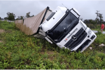 Carreta tomba na BR-349. Foto: Reprodução Rede Social