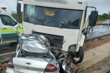 Carro fica destruído. Foto: Polícia Militar Rodoviária/Divulgação