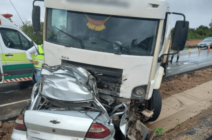 Carro fica destruído. Foto: Polícia Militar Rodoviária/Divulgação