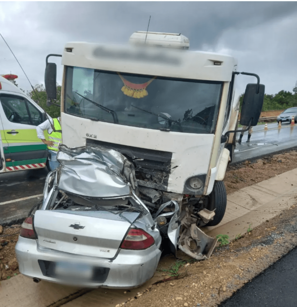 Carro fica destruído. Foto: Polícia Militar Rodoviária/Divulgação