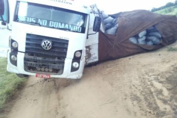 Carga de carvão desprende. Foto: reprodução