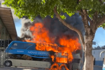 Ônibus fica destruído após pegar fogo. Foto: Reprodução Leitor Folha do Vale