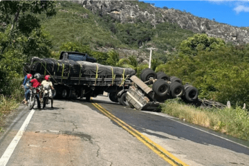 Carreta carregada com cimento tomba em Rio de Contas. Foto: Reprodução Achei Sudoeste