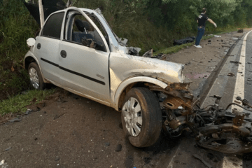 Carro parte ao meio em acidente. Foto: Diego Camargo/Portal Tchê