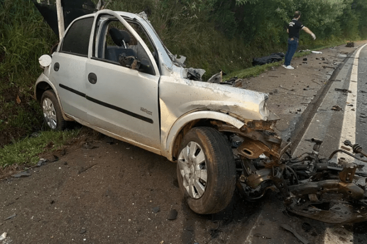 Carro parte ao meio em acidente. Foto: Diego Camargo/Portal Tchê