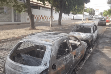 Carros incendiados em Brumado. Foto: Reprodução Achei Sudoeste