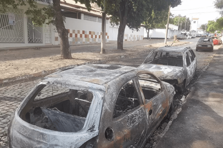 Carros incendiados em Brumado. Foto: Reprodução Achei Sudoeste