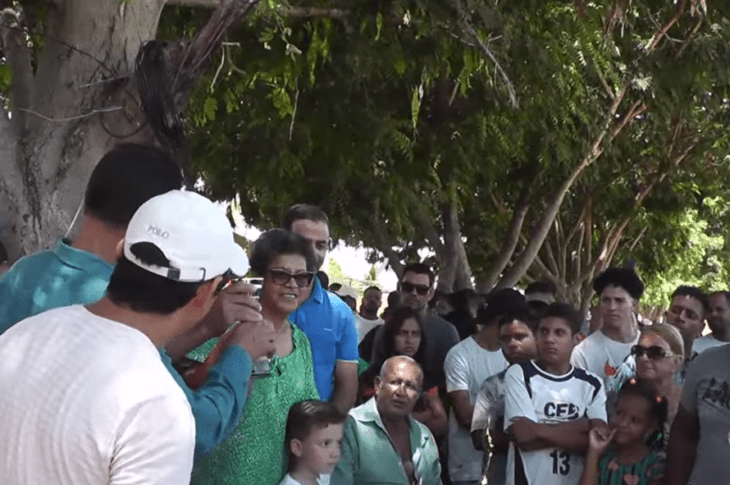 Prefeita Chica entregando prêmio