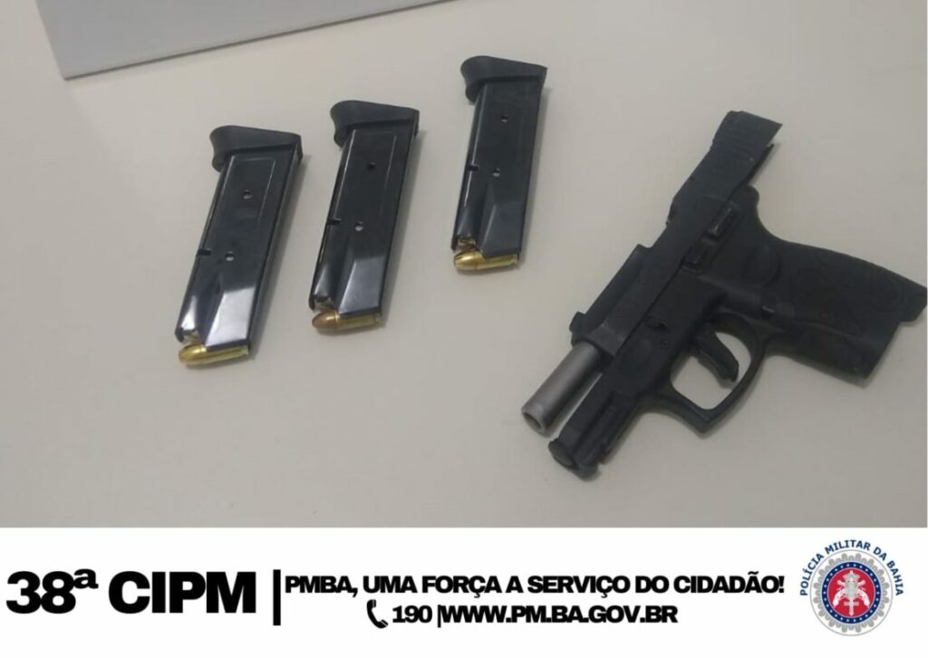 Arma é apreendida com suspeito de tráfico. Foto: Reprodução Polícia Militar