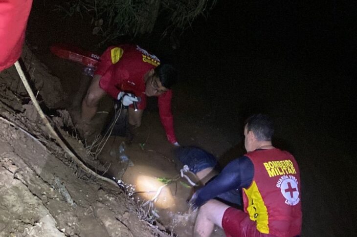 Bombeiros retira corpo de mulher do Rio São Francisco, em Carinhanha.