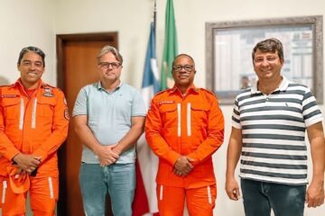 Prefeito Marcelo, secretário e bombeiros. Foto: Divulgação