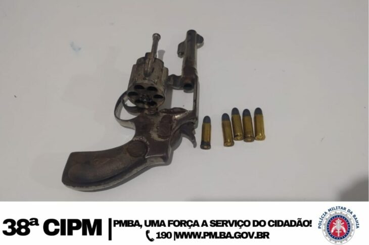 Arma apreendida com o suspeito. Foto: reprodução Polícia Militar
