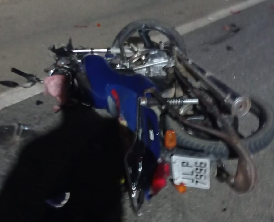 O homem ficou ferido após o acidente na ponte Guimarães Rosa. Foto: reprodução rede social